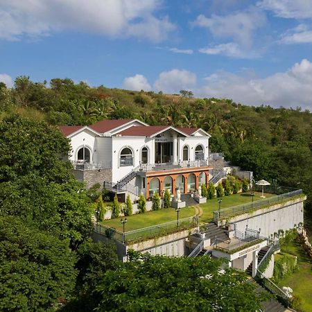 Bellevue Palace By Stayvista - Lavish Abode With A Pool, Landscaped Lawn, Gazebo & Adventure Activities Насик Экстерьер фото